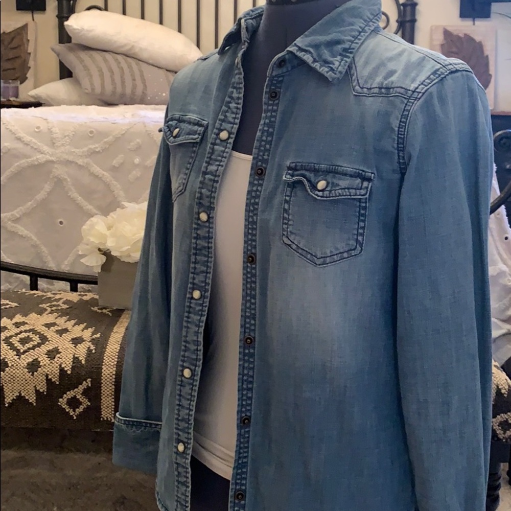 American Eagle Jean snap down long sleeve shirt